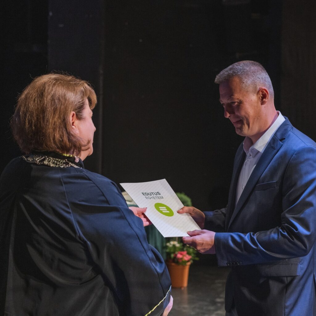 recunoaștere academică dr. Székely Szilárd diplomă de merit din partea rectorului UNiversității Edutus Némethné Dr. Gál Andrea