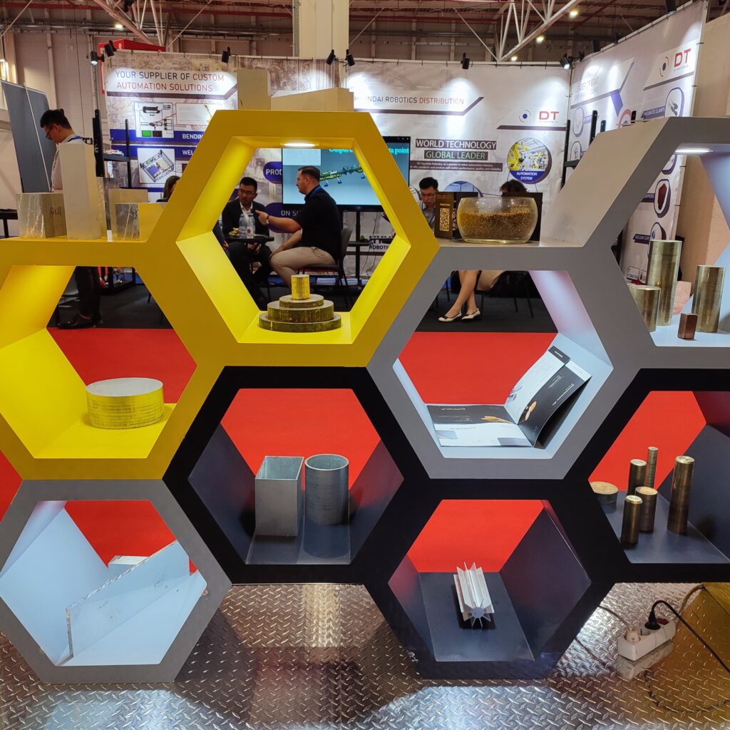 Standul cu design inovativ la firmei Color-Metal la Romexpo